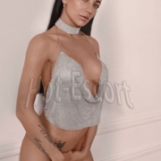 Valeria escort girl